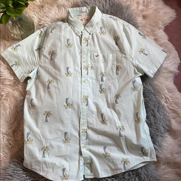Hollister Short Sleeve Button Down Shirt - Picture 2 of 10